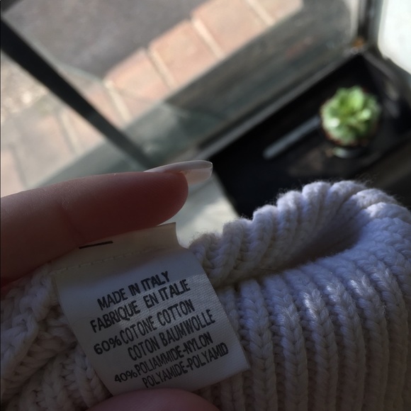 Cute white crop top <3 - Picture 2 of 3